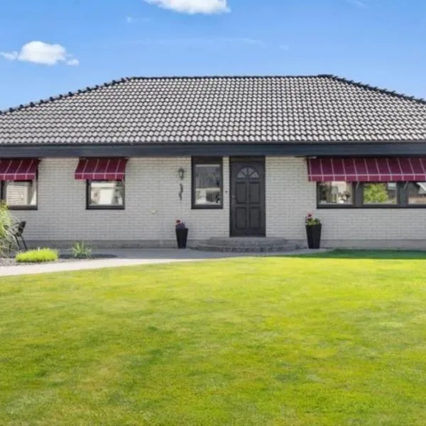 Ferienhaus Kronenpark, Angelcamp mit Angelboot, Kanus, Fahrräder, Jakuzzi, uvm., hotel in Bromölla