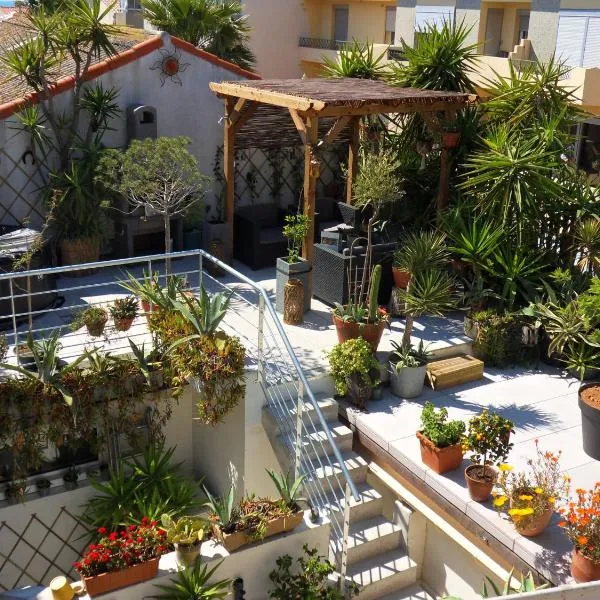 SETE BELLE MAISON DE VILLE 121 m2 A 2 mn DE LA PLAGE AVEC JACUZZI，位于塞特港的酒店