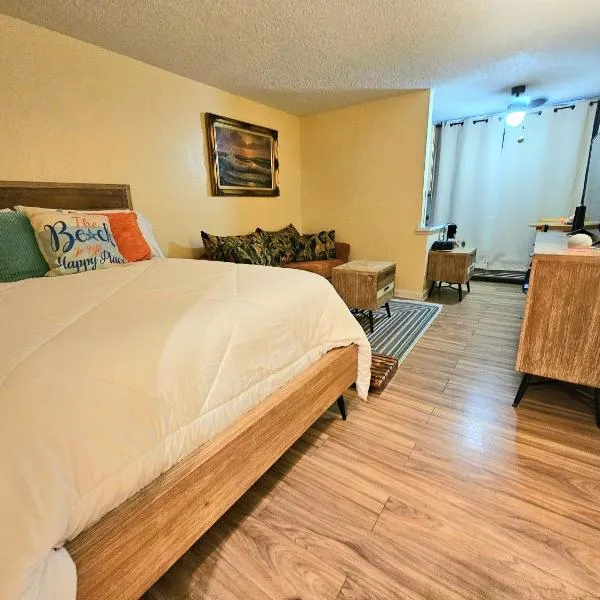 Oceanfront Escape With Balcony and heated salt water pool Sleeps 4、デイトナビーチのホテル
