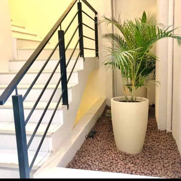 HERMOSO MONOAMBIENTE LOS ROBLES, hotel in Cochabamba