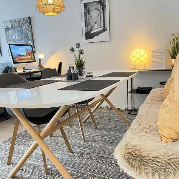 Living at Saarpartments -AdultsOnly- 2 Bedrooms, Kitchen- Business & Holiday Apartments for Long- and Short term Stay, 3 min to Train-Station, Secure E-Bike Parking!, hotel in Saarbrücken