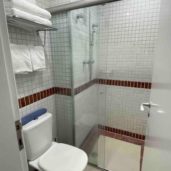 Flat confortável com recepção 24h e vaga de garagem - Foto 3