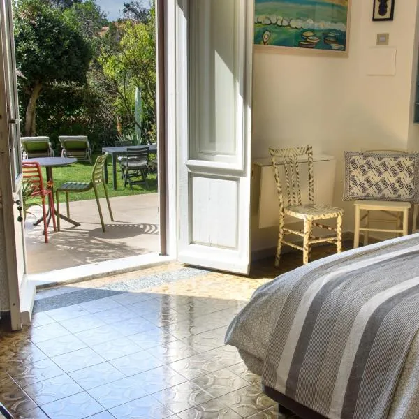 Il Giardino Di Tatiana Rooms, hotel in La Maddalena