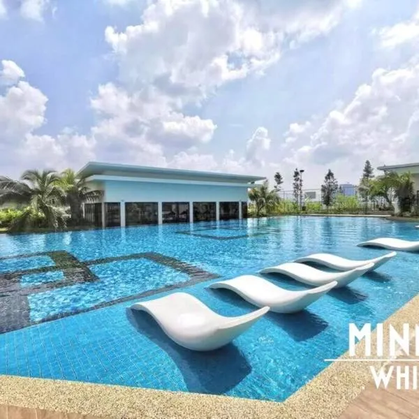 Couple Suite Trader Garden Pool View #16, hotel i Cheras