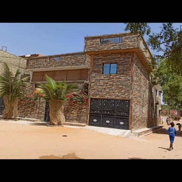 Maison Manour, suite, salon, bain privée, hotel in Mbour