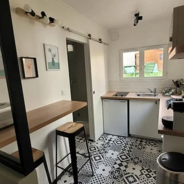 Maisonnette avec jardin proche Paris، فندق في سانت ماندي