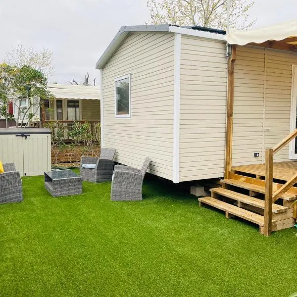 Charmant Mobil home familial pour 8 personnes, khách sạn ở Valras-Plage