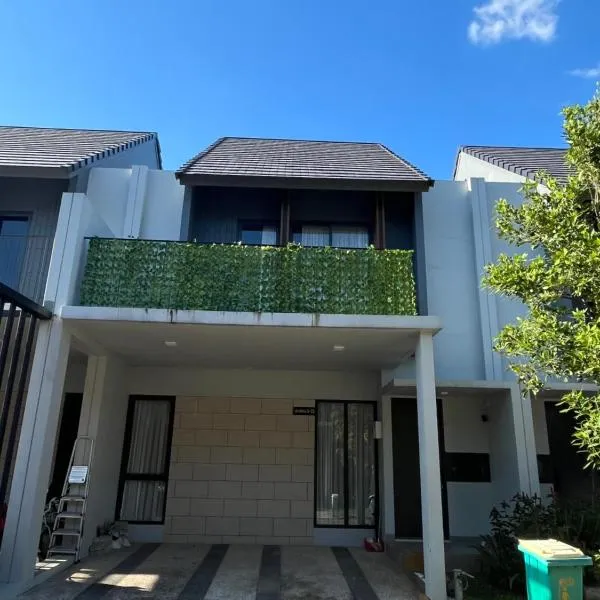 2 Floor Cozy House in Wisteria Jakarta Garden City, hotel v destinaci Jakarta