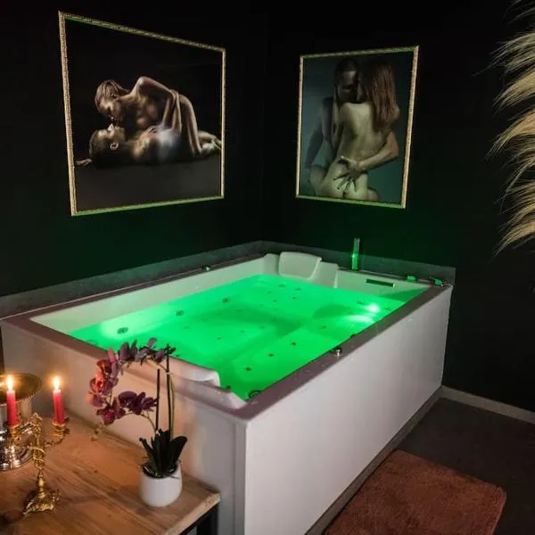 La Rose Médiévale Balnéo & Sauna, hotel u gradu 'Domfront'