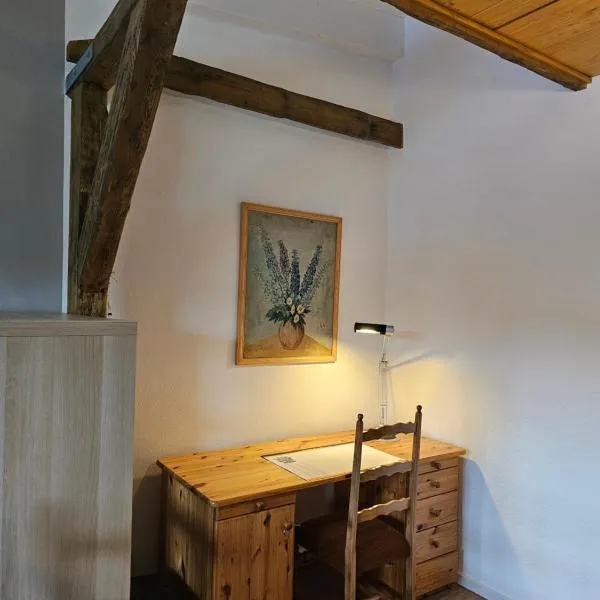 Ferienwohnung im Dachgeschoss mit Aufzug, hotel a Rostock