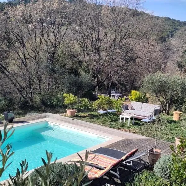 L’oiseau bleu, hotel v destinaci Cotignac