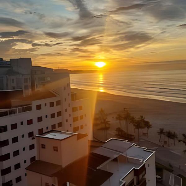 Em frente ao quiosque Ocian na praia, pé na areia