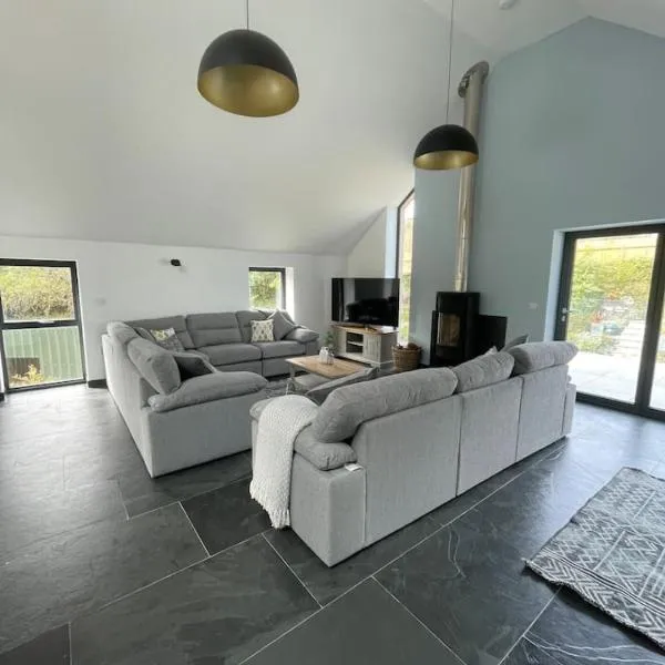 Gulland 4 Bed Sleeps 8 with Hot tub, hotel v destinaci Treknow