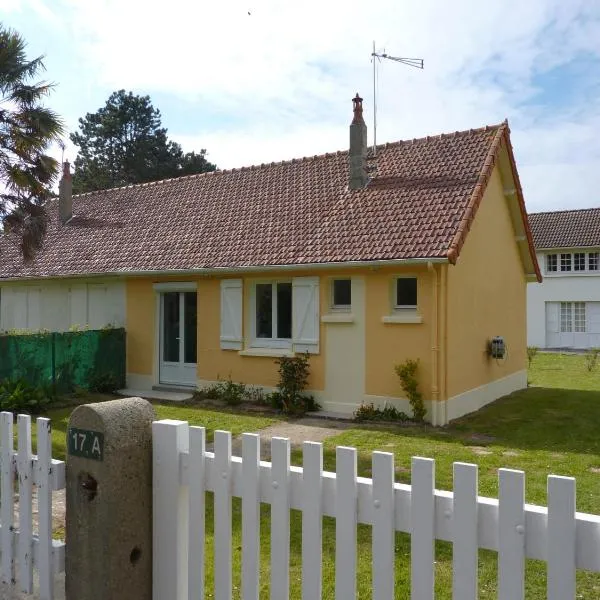 La petite maison, Hotel in Denneville