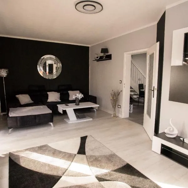 Zum Käutzchen 120qm Ferienhaus 8 Personen 4 Schlafzimmer, hotel v destinaci Nossentiner Hütte