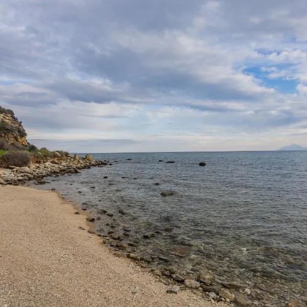 RENT HOUSE BEACH MIRTOFITO 8 km FROM PERAMOS, hôtel à Elaiokhórion
