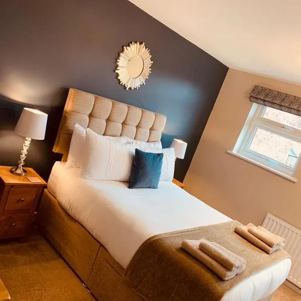 2 bedroom house walking distance to city centre WITH FREE PARKING, Hotel in York