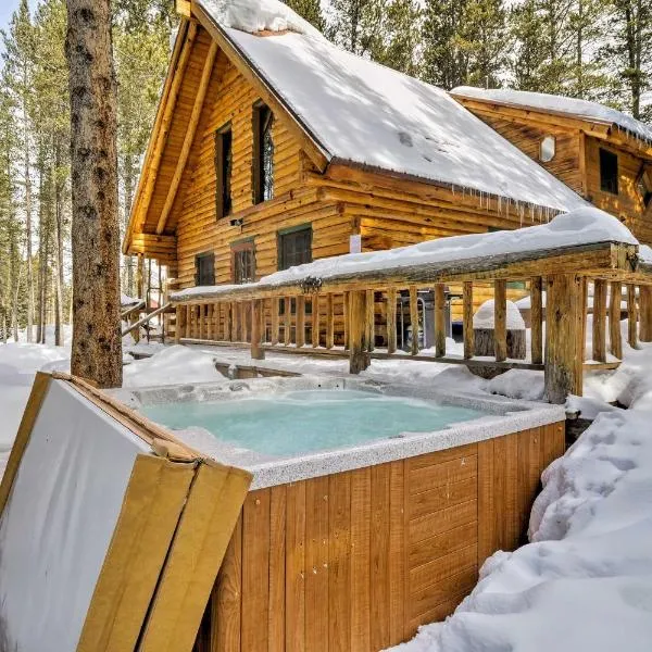 페어플레이에 위치한 호텔 Rustic Breckenridge Cabin with Private Hot Tub