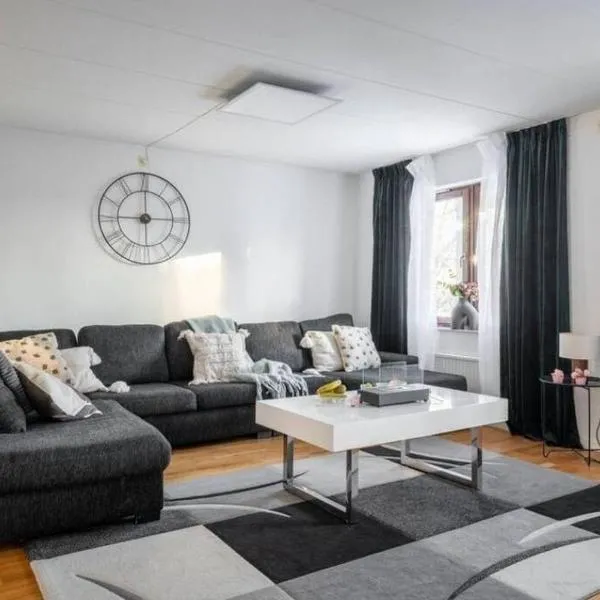 Ett mysigt hus i centrala Borås! (Hela Boendet), viešbutis mieste Burosas