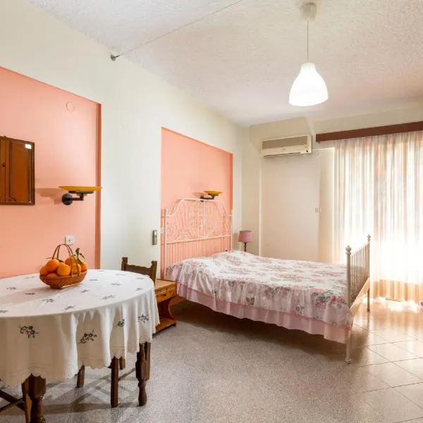 Cozy Archangelos apartments with private parking, hotel v destinaci Archangelos