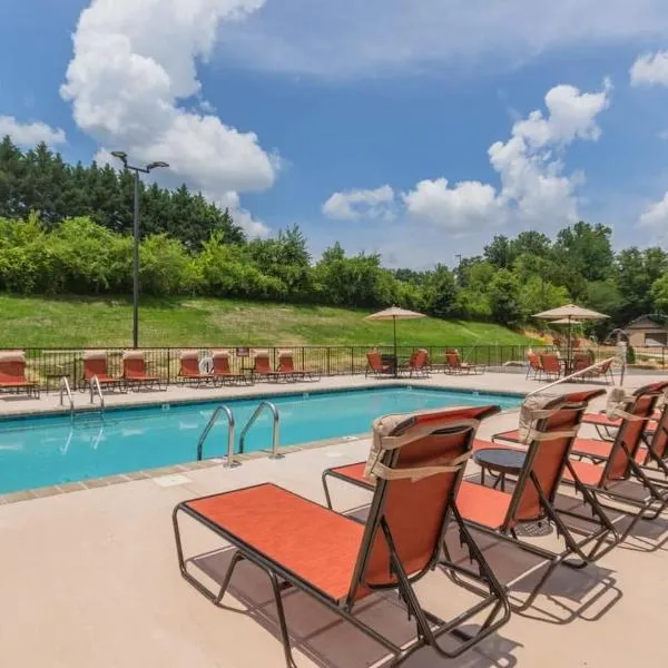 NEW Const Sleeps 6 Pool - close to Pkwy, hotel en Pigeon Forge