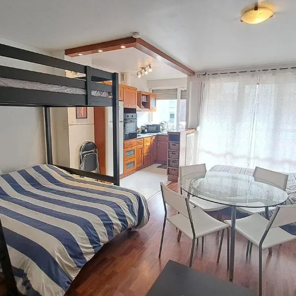 Studio cosy 33 m² limite Lyon. Parking privatif., hotel v destinaci Bron