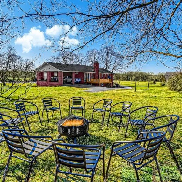 5 Acre Farmhouse Near Nashville!, hotel in Spring Hill