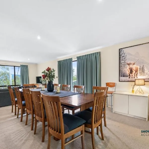 Cobbon Retreat - 5BR House l Pet Friendly l Large Fenced Backyard l WiFi l Great Location, hotel v destinaci Jindabyne