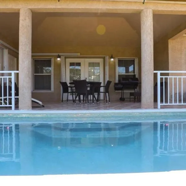 5 mins to Beach Pool BBQ Dedicated Workspace, hotel v destinaci Long Bay Hills