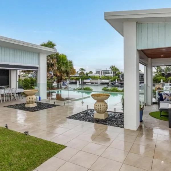 Luxury & Style On The Canal, hotel in Banksia Beach
