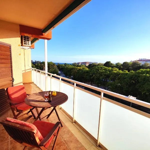 Sunny Cambrils flat with balcony and sea views, hotel em Cambrils