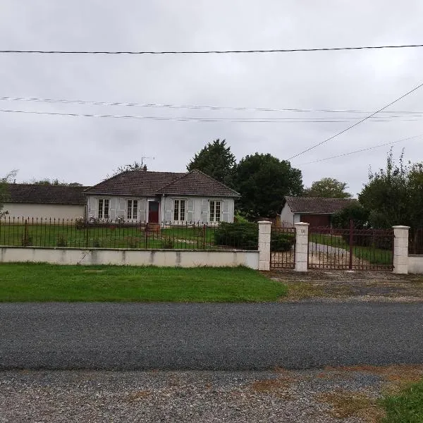 Maison à la campagne, hotel in Saint-Pierre-les-Étieux