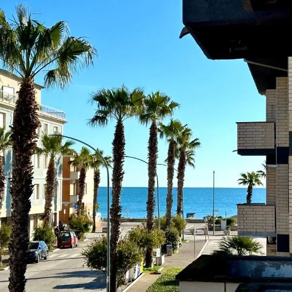P013 - Porto Recanati, trilocale ristrutturato a 50mt dal mare, hotel in Porto Recanati