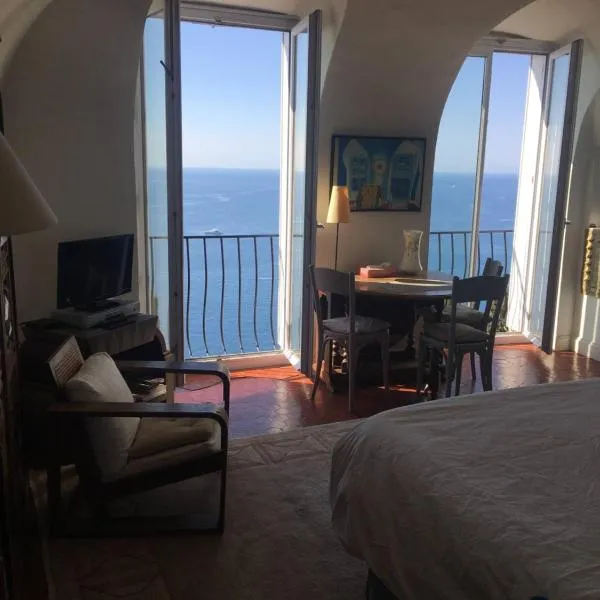 Dans village médiéval piétonnier, Suite exécutive vue mer exceptionnelle, hotel in Roquebrune-Cap-Martin