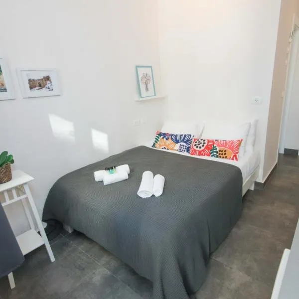 Gabriel Apartments - JAFFA Street 214 Suits + Balcony, hotel v destinaci Bet HaKerem