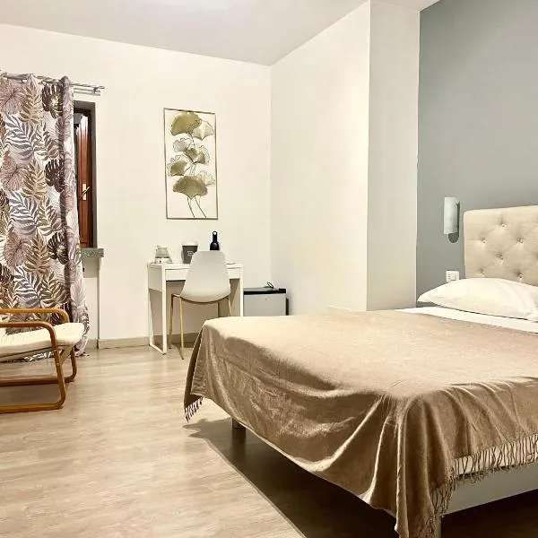 Bella Vita Guesthouse -parcheggio privato interno, hotel v destinaci Arona