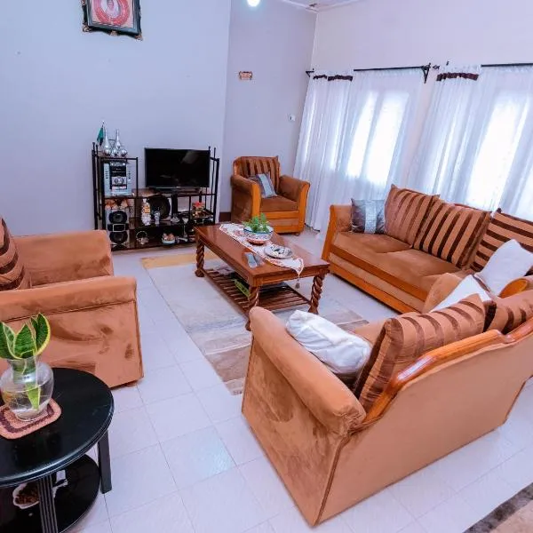 FARAJA HOMESTAY- Seamless Comfort in the Heart of the City - Free WiFi, Warm Hospitality, and Local Delights Await, hotel v destinaci Moshi