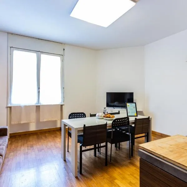JOIVY Apartments by the lake, hotel in Como