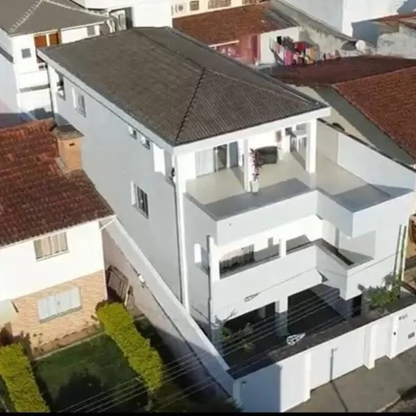 Casa aconchegante e confortável para 20 pessoas em São Lourenço, hotell i São Lourenço