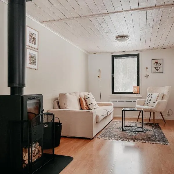 Luxurious red cottage with wood stove near lake, hotel v destinaci Nye