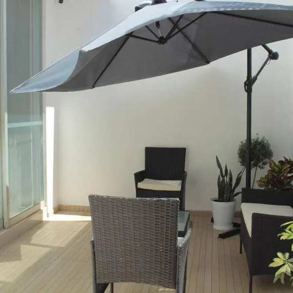 Nueva Galicia residencial, es una propiedad completa al sur de la ciudad que te ofrece modernidad, espacio, tranquilidad, cuenta con 4 recamaras 3 baños completos y 2 cajones de estacionamiento privados, hotel din Guadalajara