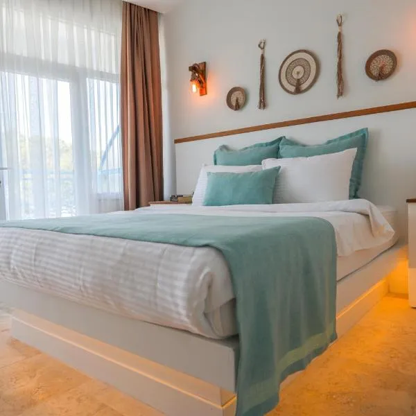 Mavi Cam Hotel Ayvalik, hotel in Sefaçamlık