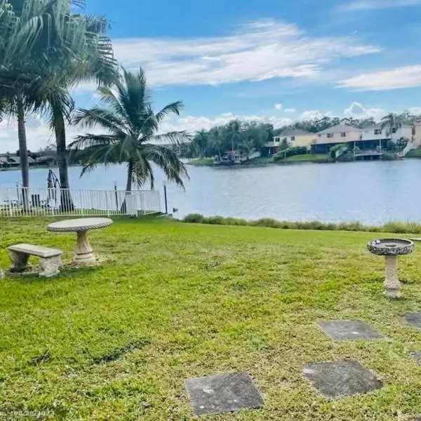 Cozy lakeside suite with private bath & entrance, hotel v destinaci Pembroke Pines