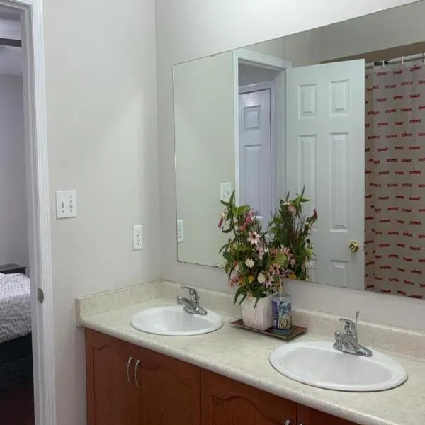 Beautiful private Room near Toronto pearson Airport, hotel v destinaci Brampton