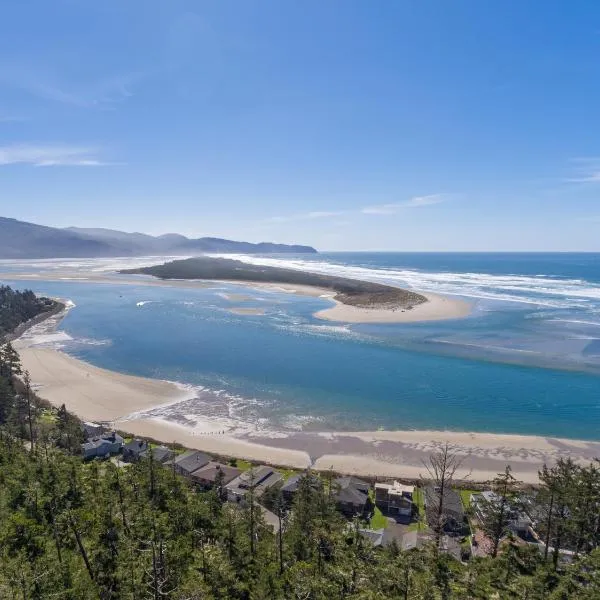 Shoreline Solace: Ocean View Townhouse Tillamook, hotel in Tillamook