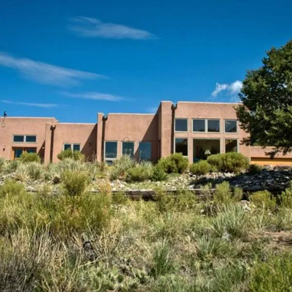 Lovely Home in Crestone (Great Views!), hôtel à Crestone