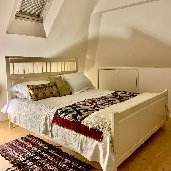 Pluto House, hotel in Kent