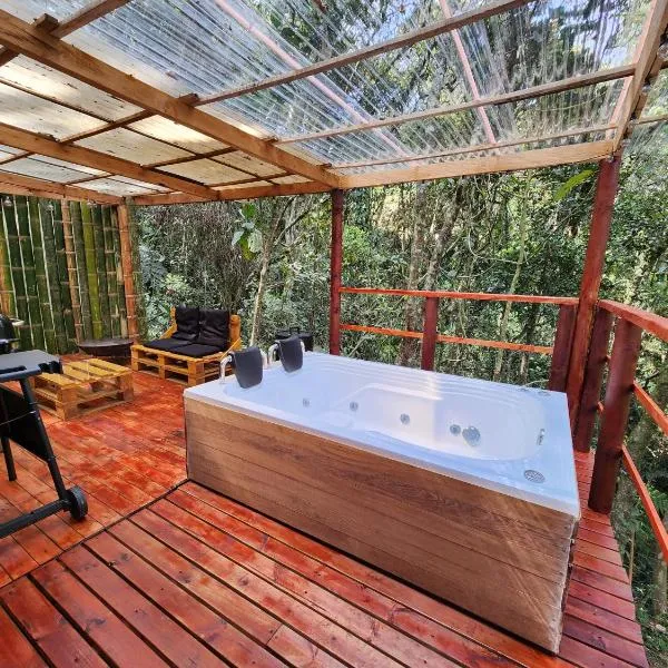 Cabaña en Medio del Bosque con Jacuzzi - Santa Elena, hotel in Santa Elena