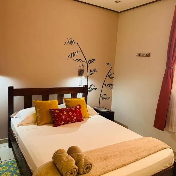 Casa de Lis Hotel & Tourist Info Centre, hotel v destinaci Turrialba