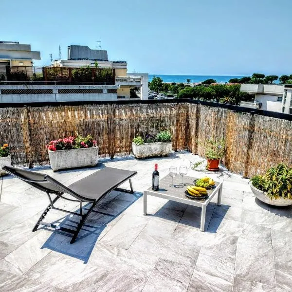 -Penthouse con Terrazza Panoramica -Free Parking-, hotel in Carrara